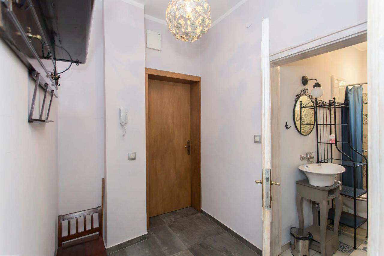 Colorful 2Bdr Apartment In The City Center 소피아 외부 사진